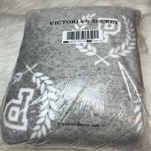 NWT PINK Victoria’s Secret Sherpa Plush Fleece Blanket Gray & White 50” x 60”